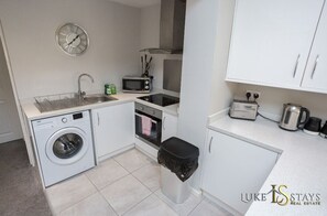 Fridge, microwave, oven, cookware/dishes/utensils - 6X MODERN APARTMENTS IN 1 BLOCK JUST OUTSIDE THE CITY ⭐NEXT TO SHOPS ⭐ APT #3 (Newcastle Upon Tyne)