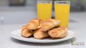 A plate of croissants and two glasses of orange juice on a table. - 6 X APARTMENTS IN 1 BLOCK JUST OUTSIDE THE CITY ⭐MINUTES WALK FROM SHOPS⭐ APT#4 (Newcastle Upon Tyne)