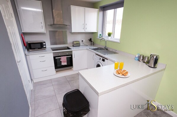 Fridge, microwave, oven, cookware/dishes/utensils - 6 X APARTMENTS IN 1 BLOCK JUST OUTSIDE THE CITY ⭐MINUTES WALK FROM SHOPS⭐ APT#4 (Newcastle Upon Tyne)