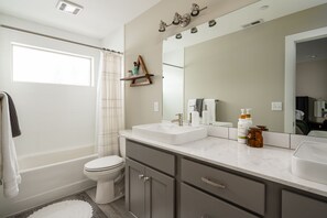 Bañera con ducha, secador de pelo, toallas