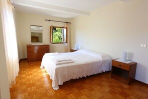 4 bedrooms, iron/ironing board, travel cot, free WiFi