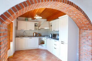 Fridge, microwave, oven, stovetop - Villa Rosa. Sleeps up to 10 people,private pool(8.5m x 4.0m)+wifi radio internet (San Cassiano)