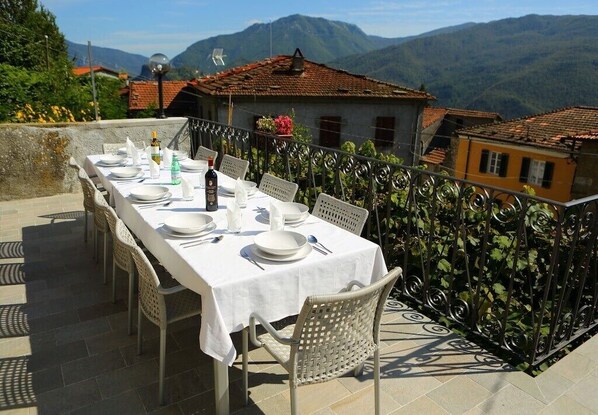 Outdoor dining - Villa Rosa. Sleeps up to 10 people,private pool(8.5m x 4.0m)+wifi radio internet (San Cassiano)
