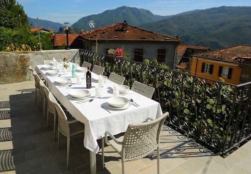 Villa Rosa. Sleeps up to 10 people,private pool(8.5m x 4.0m)+wifi radio internet