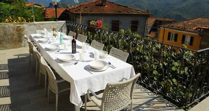 Villa Rosa. Sleeps up to 10 people,private pool(8.5m x 4.0m)+wifi radio internet