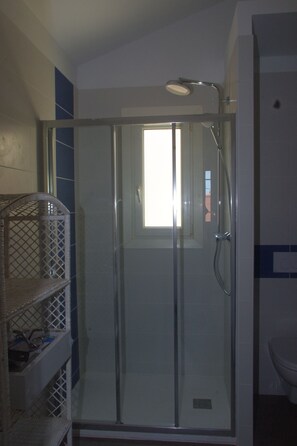 Douche, séchoir à cheveux, serviettes fournies, savon