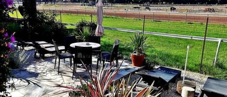 تناول الطعام بالخارج