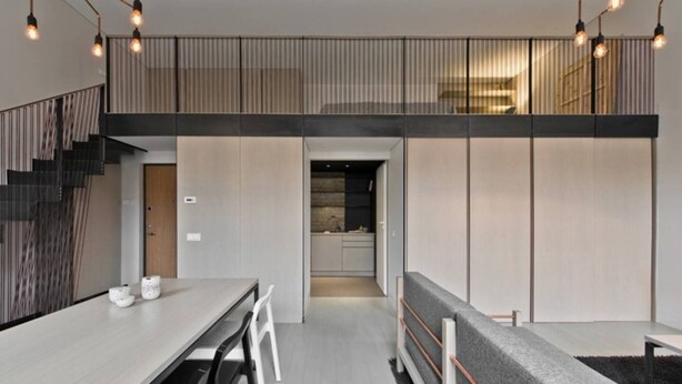 Ein modernes Interieur mit Essbereich, Küche und Treppe.