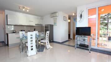 Appartamento, 2 camere da letto, non fumatori, balcone | Cucina privata | Frigorifero, microonde, piano cottura, macchina per tè/caffè