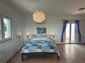 1 chambre, fer et planche à repasser, lit de bébé portatif
