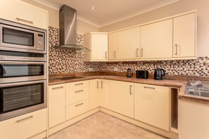 Kitchen - 2 - Sunset View - Donnini Apartments (Ayr)