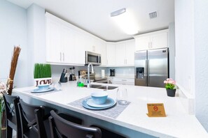 冷蔵庫、電子レンジ、オーブン、コンロ