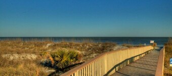 Wildlife Watching! Lagoon & Golf view, beach gear included. Peaceful & Private!