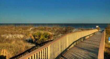 Wildlife Watching! Lagoon & Golf view, beach gear included. Peaceful & Private!