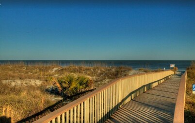 Wildlife Watching! Lagoon & Golf view, beach gear included. Peaceful & Private!