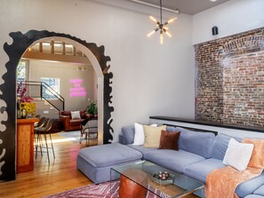 Smart TV, table tennis - Expansive open loft apartment in the middle of downtown. Great for groups. (Saratoga Springs)