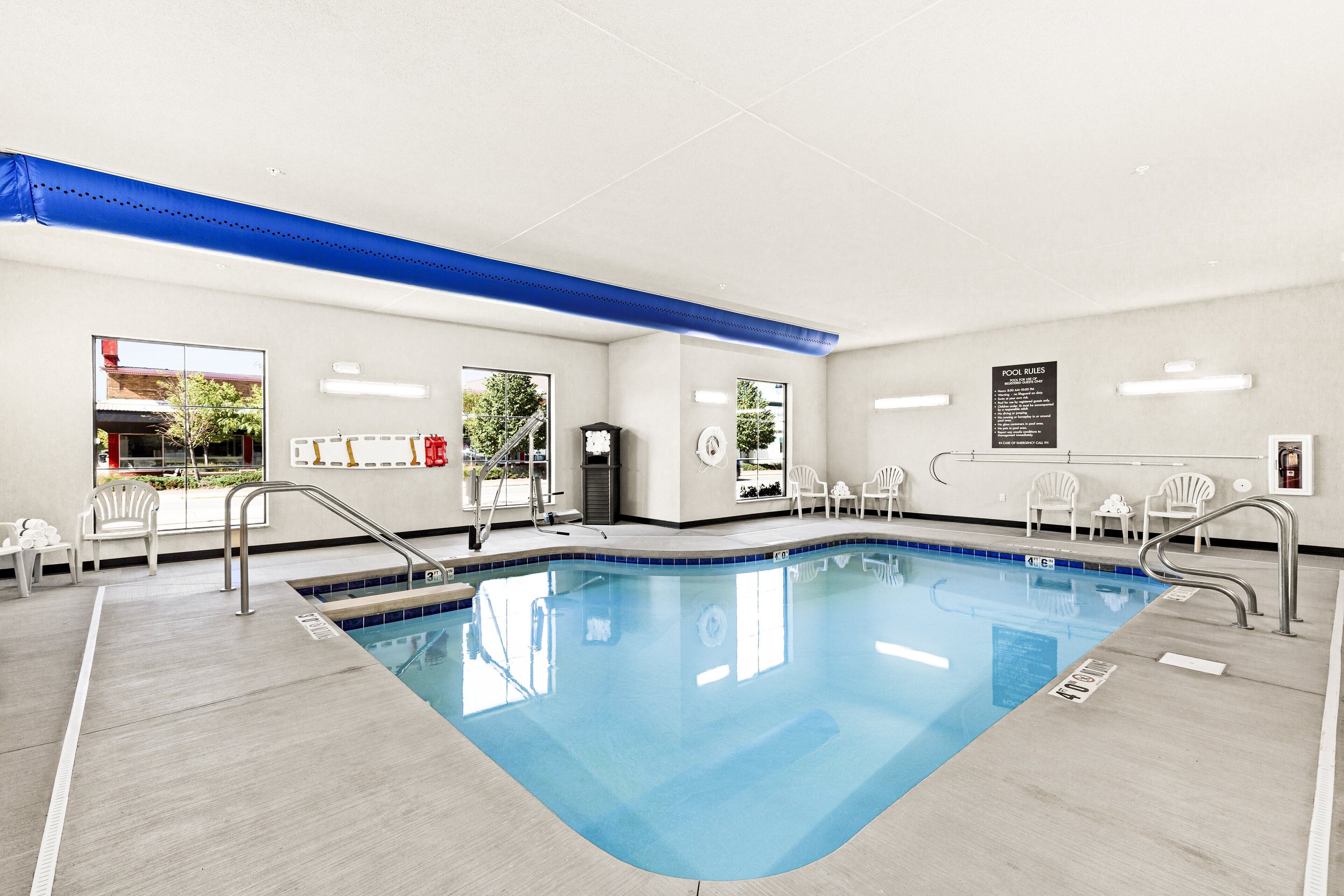 Piscine couverte, chaises longues