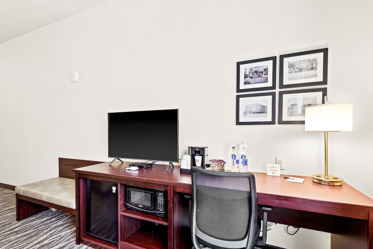 premium bedding, pillow-top beds, in-room safe, desk