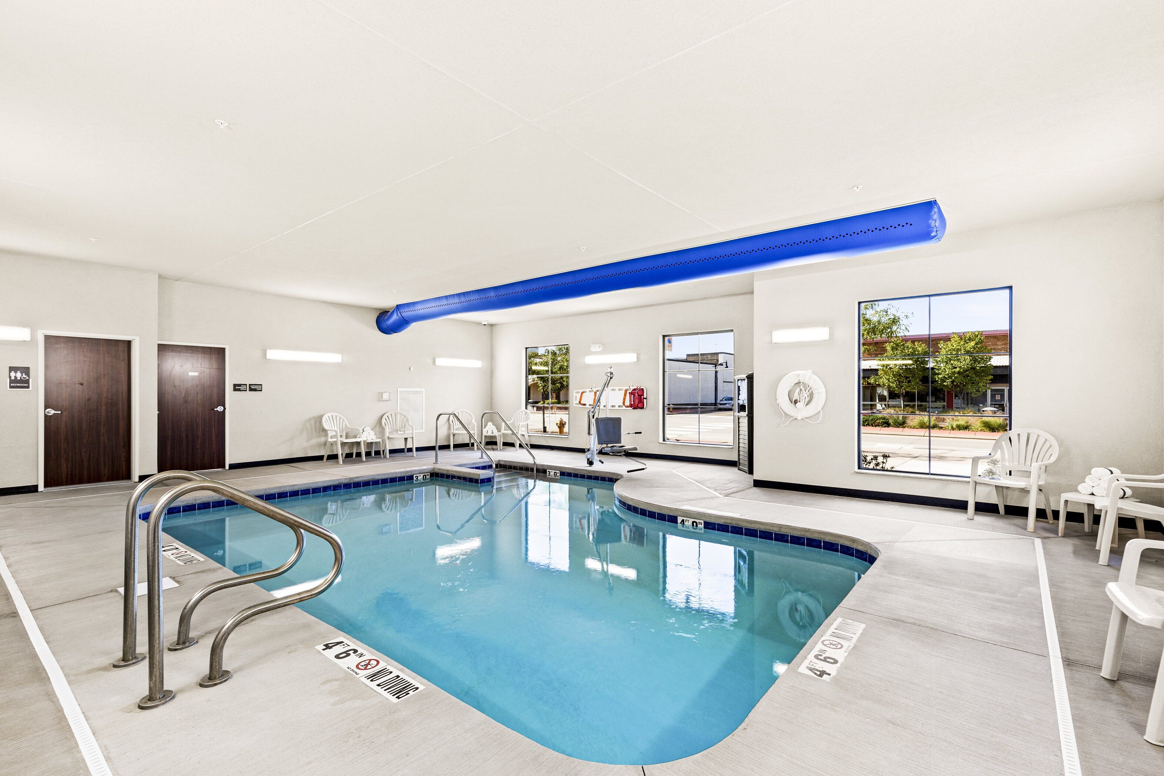 Indoor pool, pool loungers