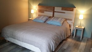 4 chambres, bureau, fer et planche à repasser, lit de bébé portatif