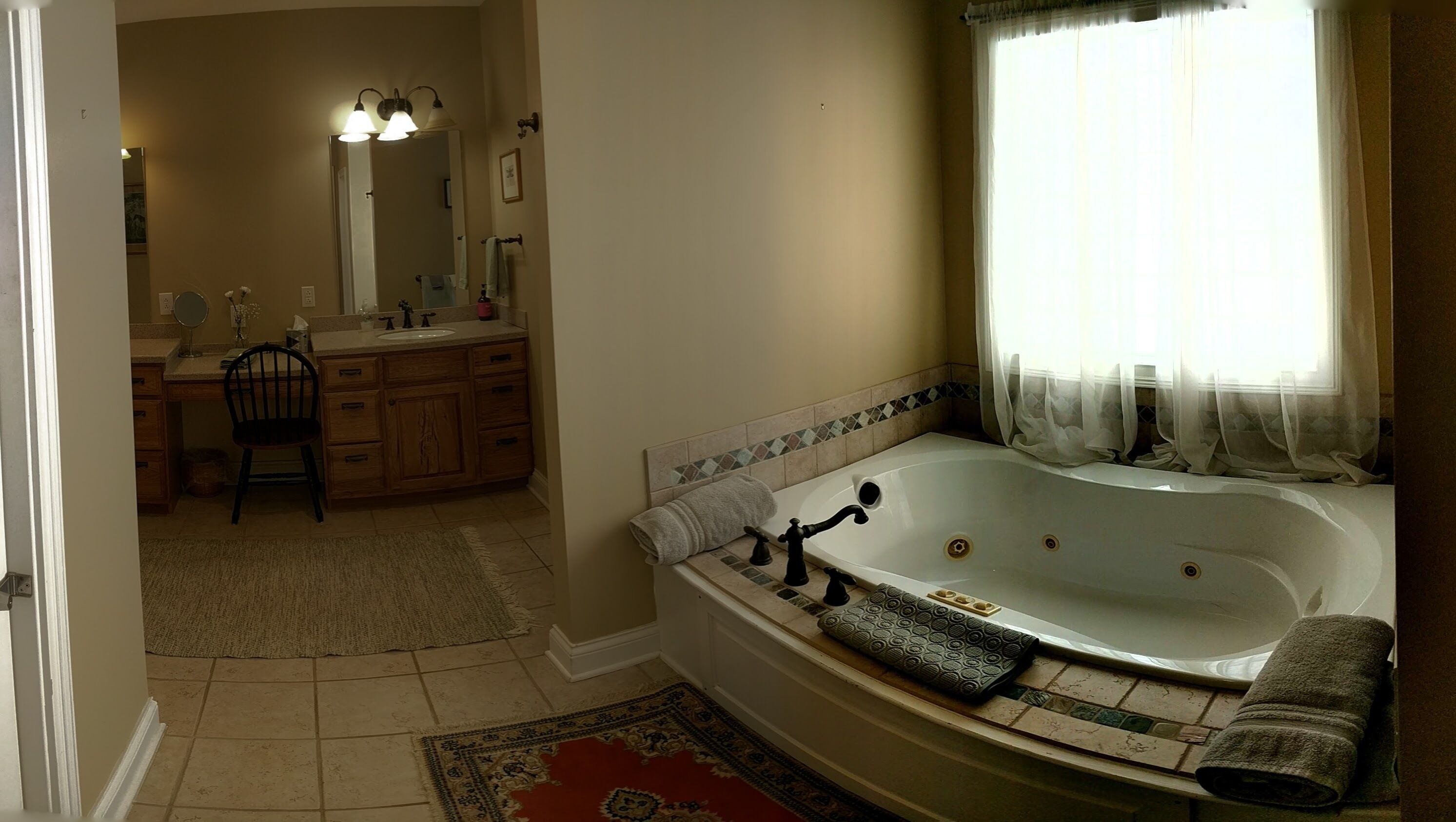 淋浴/盆浴组合、按摩浴缸、吹风机、毛巾