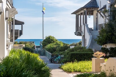 Lola’s Carriage House- Perfect Rosemary Beach Hideaway w/Complimentary Bikes