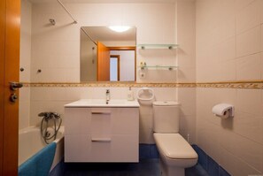 Banheira, secador de cabelo, toalhas de banho, sabonete