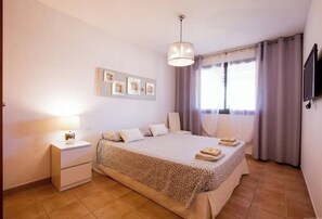 2 bedrooms, iron/ironing board, free WiFi, bed sheets - GO2TENERIFE Apart'Tera Solarium, Terraces, Swimming pools & Parking (Adeje)