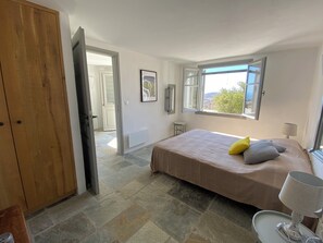 6 bedrooms, iron/ironing board, travel cot, free WiFi - Large village house in olive grove for 13 people (Sifnos)