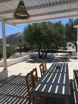 Outdoor dining - Large village house in olive grove for 13 people (Sifnos)