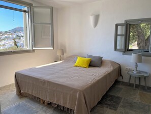 6 bedrooms, iron/ironing board, travel crib, free WiFi