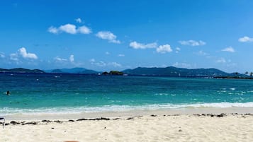 Aan het strand, ligstoelen aan het strand, strandlakens