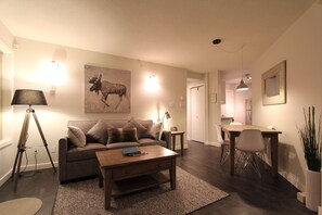 TV, fireplace, DVD player - Glaciers Reach #39 | 2 Bedroom with Kitchen, Fireplace and Private Hot Tub (Whistler)