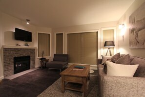 Fernseher, Kamin, DVD-Player