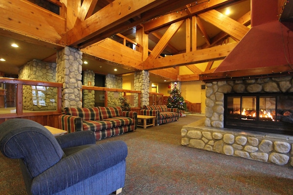 LCD-Fernseher, Kamin, DVD-Player