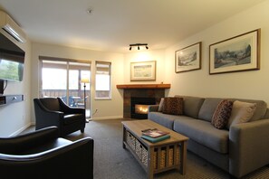 Televisie, een open haard en een dvd-speler