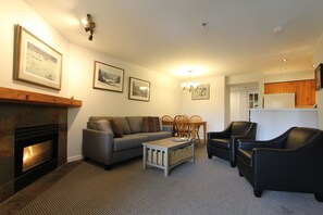 Televisie, een open haard en een dvd-speler