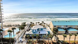 Un hôtel situé en bord de mer, doté d’une piscine, offrant une vue sur la plage et arborant une enseigne indiquant le numéro 39.