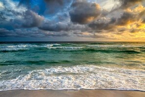 A beach with waves and a cloudy sky. - 205 Grand Island Blvd ~ Large Island Pool ~ 11 Pools, Vacations by Fayla (Panama City Beach)
