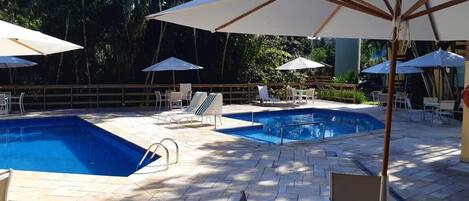 Alberca al aire libre y alberca climatizada