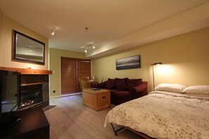 Tabla de planchar con plancha, wifi gratis y ropa de cama 