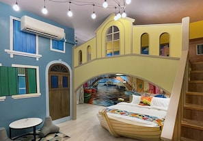 Muebles diferentes, cortinas blackout, wifi gratis y ropa de cama