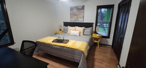 2 chambres, bureau, fer et planche à repasser, lit parapluie