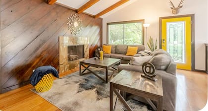 Private lakeside home on 5 acres. A serene retreat 15 mins from beach & shops.