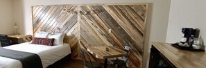 Habitación individual de lujo | Decoración personalizada, escritorio y espacio para trabajar con laptop