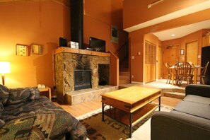 Fernseher, Kamin, DVD-Player