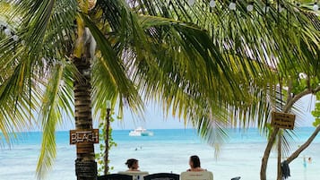 Privatstrand, weißer Sandstrand, Sonnenschirme, Strandtücher