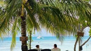 Plage privée, sable blanc, parasols, serviettes de plage