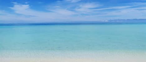 Playa privada, playa de arena blanca, sombrillas y toallas de playa