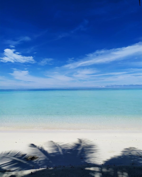 Yksityinen ranta, valkoista hiekkaa, aurinkovarjoja, rantapyyhkeitä